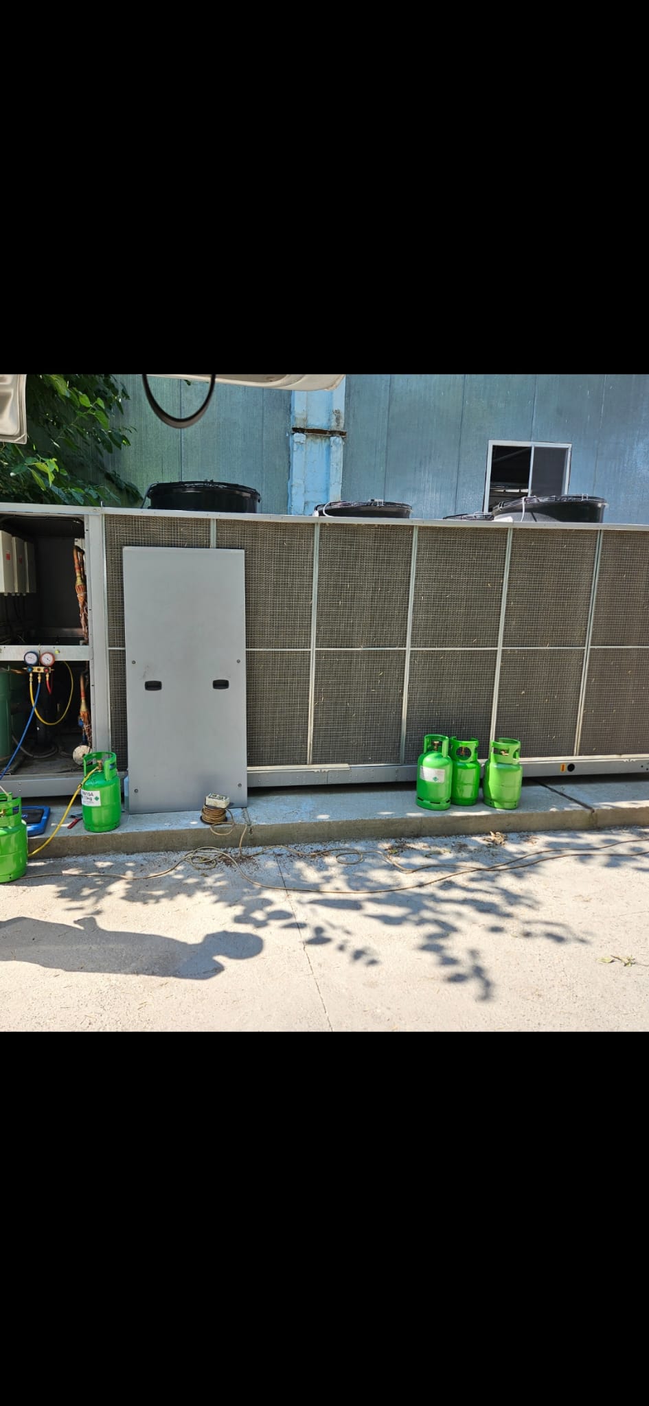 Unitate frigorifică industrială în intervenție de mentenanță și reîncărcare agent frigorific