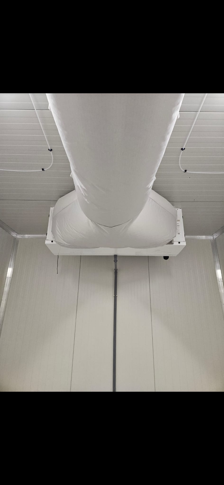 Tubulatură textilă pentru distribuția uniformă a aerului într-un spațiu industrial