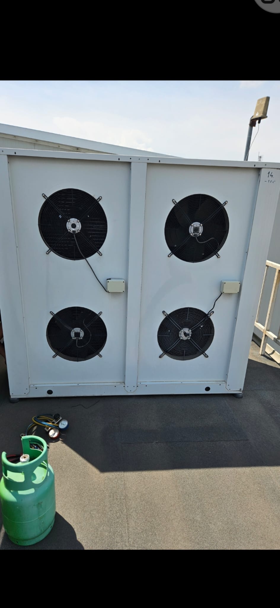 Condensator industrial cu ventilatoare multiple pe acoperiș